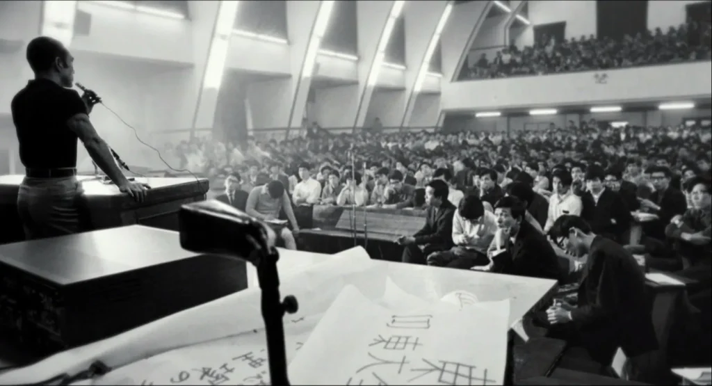 映画「三島由紀夫vs東大全共闘 50年目の真実」東大駒場キャンパスの900番教室
